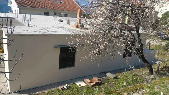 Zum Verkauf steht ein Haus mit großem Grundstück in Dobrota, — photo 10